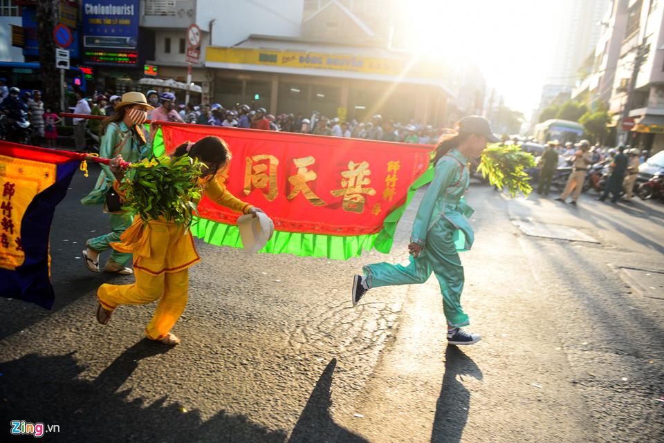 Hội Tết Nguyên tiêu rầm rộ trên đường phố Sài Gòn